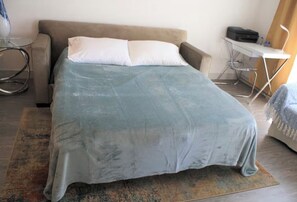 1 slaapkamer, een strijkplank/strijkijzer, gratis wifi, beddengoed