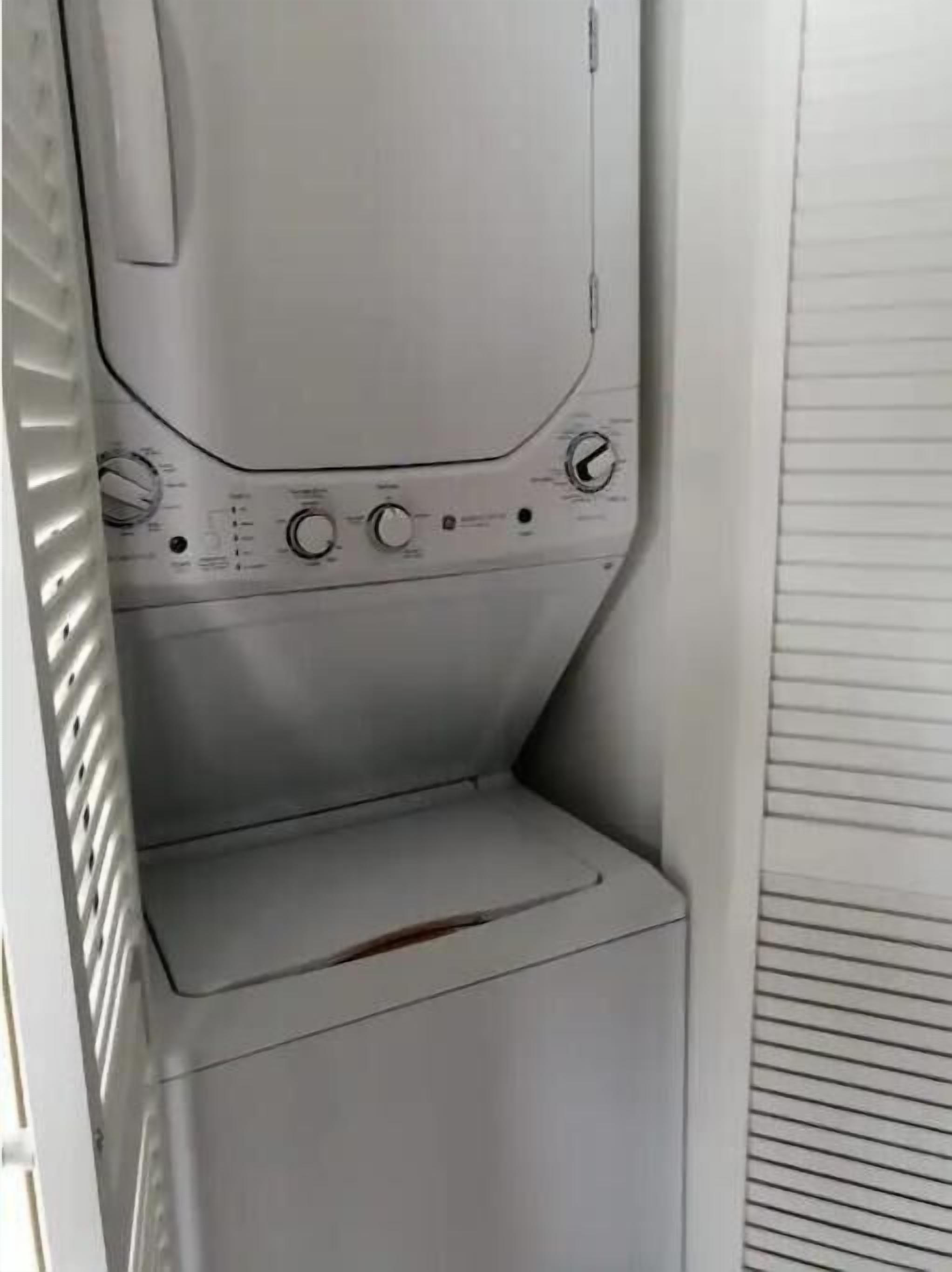 Ein weißer, geschlossener Raum mit einer Bedienkonsole mit Drehknöpfen und Schaltern.