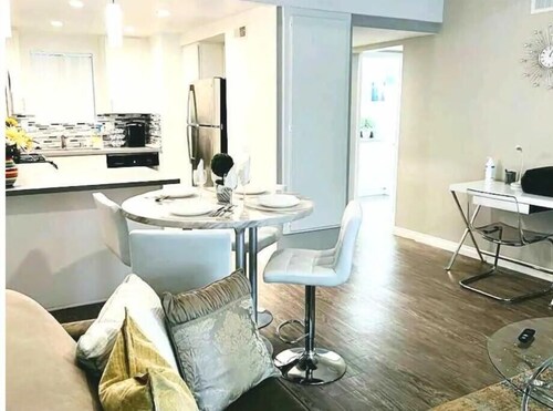 Elegant/business/retreat King bed/RokuTV/1br 1bath