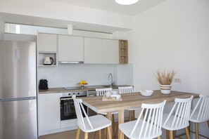 Micro-ondes, four, plaque de cuisson, cafetière/bouilloire