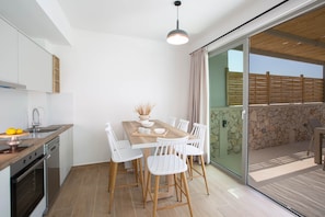Microwave, oven, stovetop, coffee/tea maker - Sykies Seaside Villas-Villa Armiriki (Marantochori)