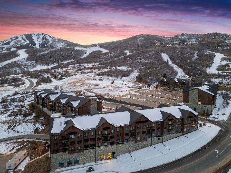 Un hôtel moderne à plusieurs étages, doté d’un parking et offrant une vue imprenable sur les montagnes.