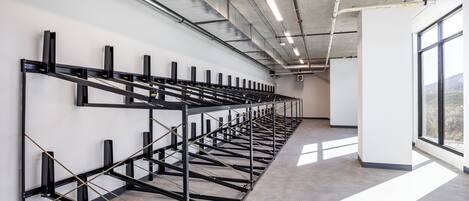 Amplia habitación de estilo industrial con un diseño alargado, estructura metálica y suelo de hormigón.