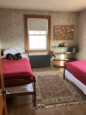 4 habitaciones, tabla de planchar con plancha y cuna de viaje 