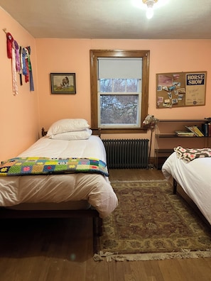 4 bedrooms, iron/ironing board, travel crib, WiFi (free) - Sunny, vintage farmhouse in the center of quintessential New England farm town. (Granby)