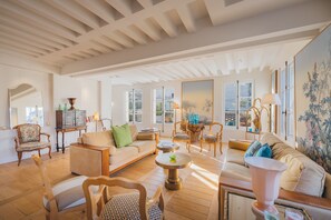 TV, offices - 2 storey luxury penthouse with large terrace but no elevator (Paris)