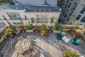 Outdoor dining - 2 storey luxury penthouse with large terrace but no elevator (Paris)