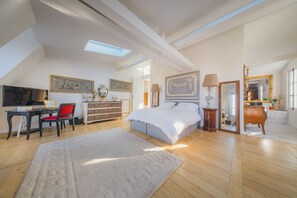 2 quartos, ferros/tábuas de passar roupa, Wi-Fi, roupa de cama