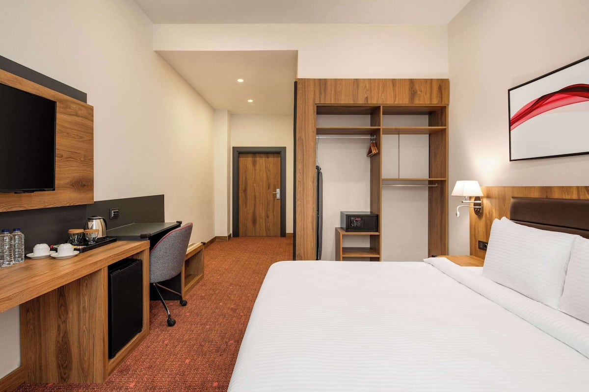 Bộ đồ giường cao cấp, minibar, phòng cách âm 