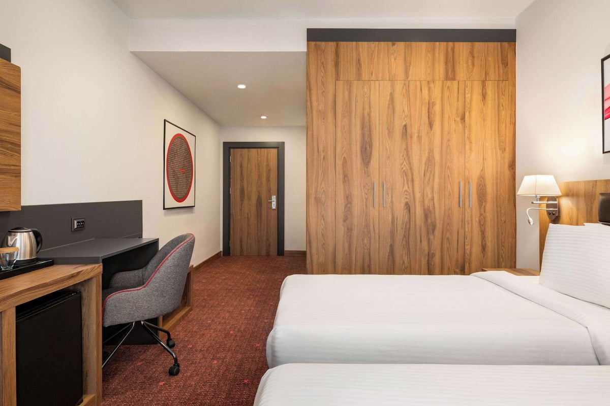 Bộ đồ giường cao cấp, minibar, phòng cách âm 