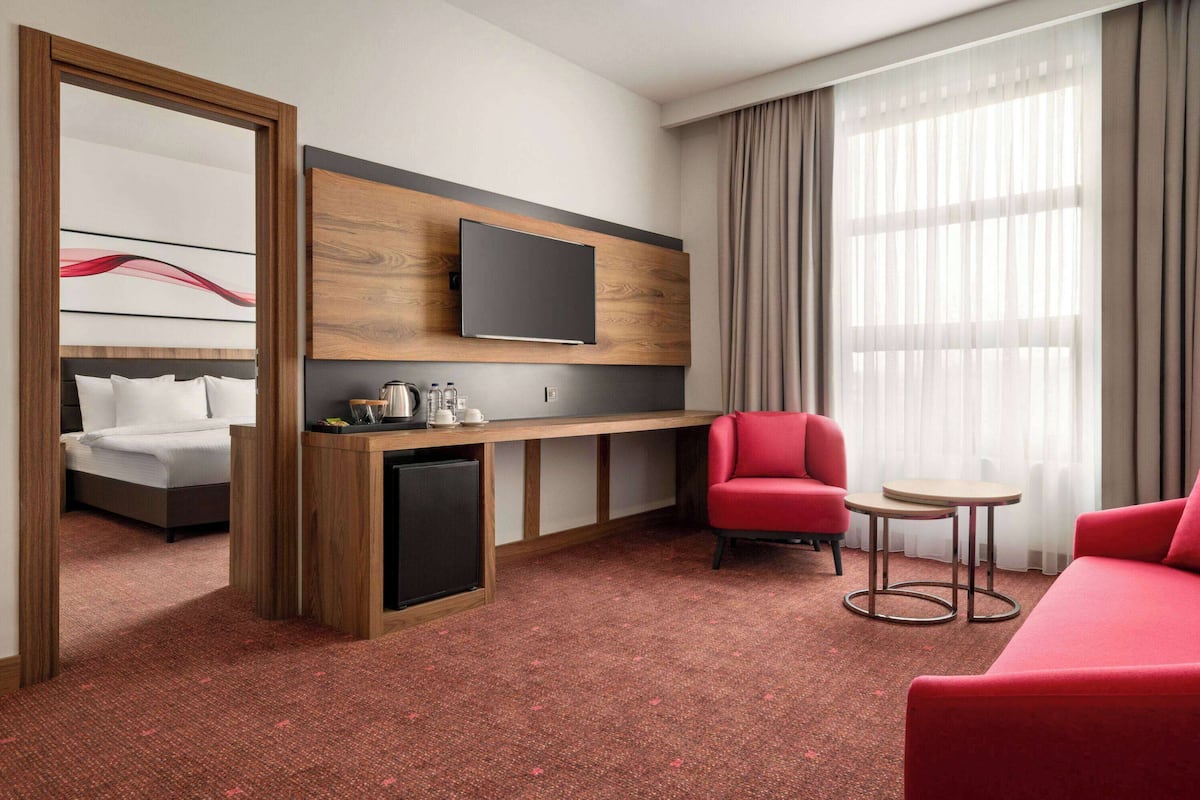 Phòng Suite Cao cấp, 1 giường cỡ king, hút thuốc, góc | Bộ đồ giường cao cấp, minibar, phòng cách âm 