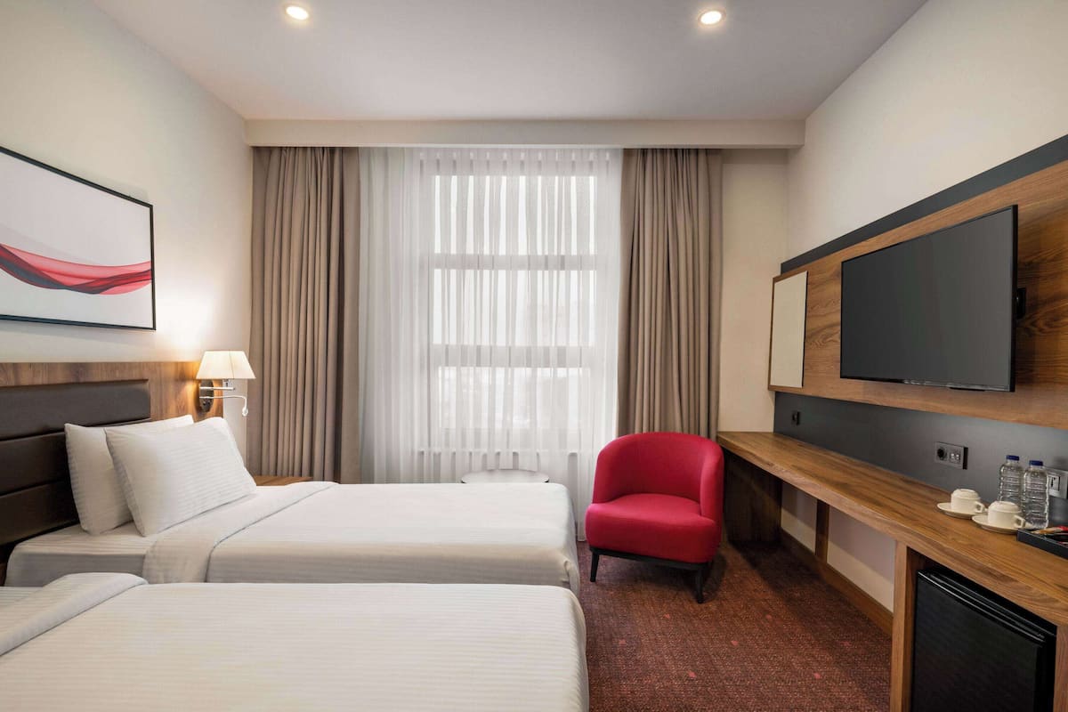 Bộ đồ giường cao cấp, minibar, phòng cách âm 