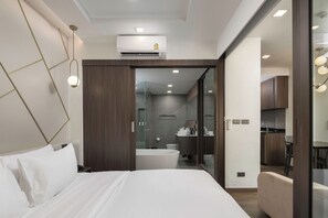 Premier Room, 1 King Bed, Bathtub - The Proud Karon Beach Phuket Trademark Collection By Wyndham (Karon)
