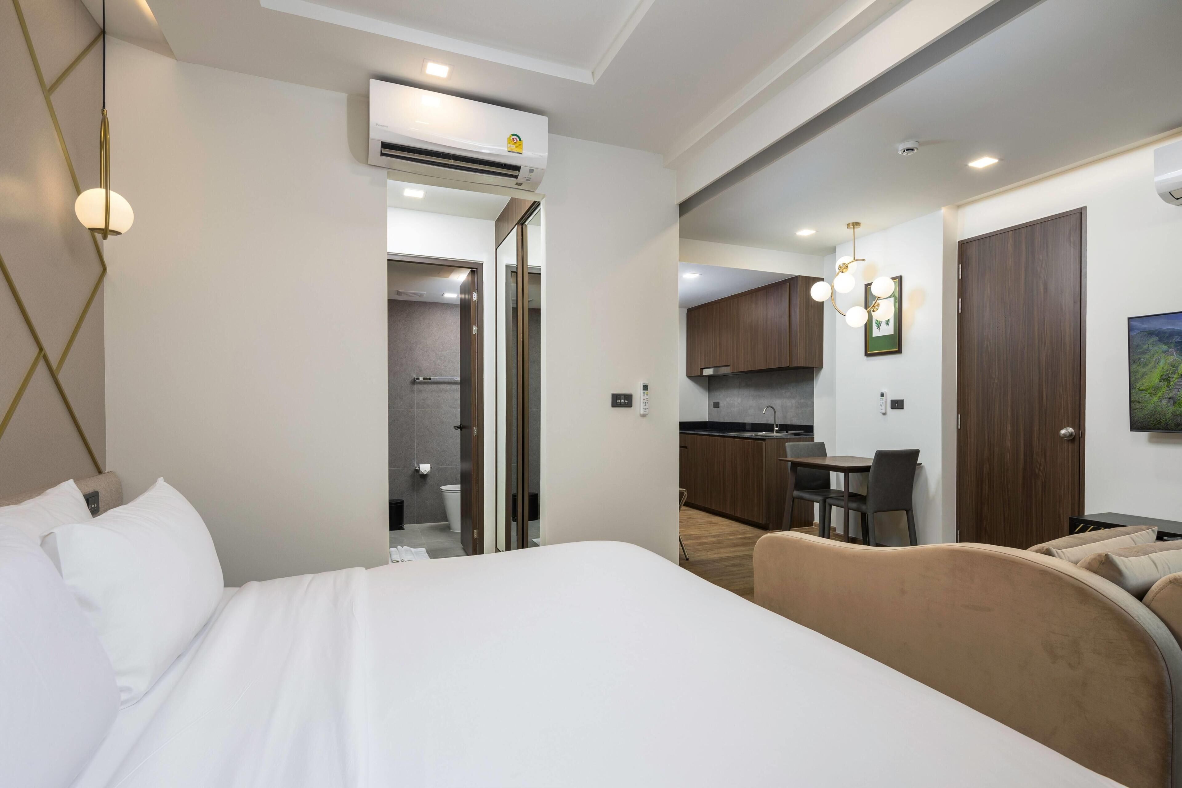 Hypo-allergenic bedding, minibar, in-room safe, individually furnished