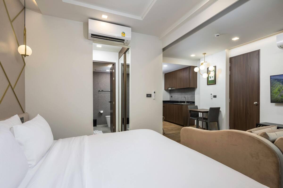 Une chambre d’hôtel comprenant un lit, une kitchenette et un coin repas.