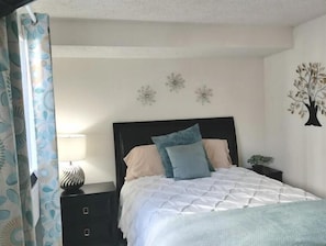 2 habitaciones, escritorio y tabla de planchar con plancha