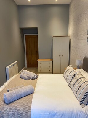 2 soverom, strykejern/-brett, wi-fi og sengetøy