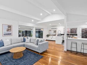 TV - Waterfront Oasis Palm Beach 4BR, Pool & Spa (Gold Coast)