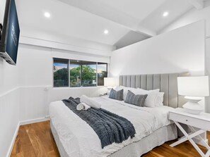 4 bedrooms, iron/ironing board, free WiFi, bed sheets - Waterfront Oasis Palm Beach 4BR, Pool & Spa (Gold Coast)