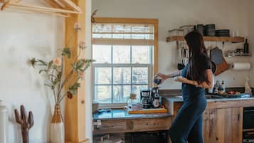 Cafetera y tetera, refrigerador, microondas y parrilla de estufa