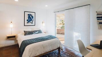 3 habitaciones, escritorio y tabla de planchar con plancha