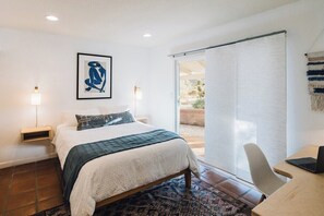 3 habitaciones, escritorio y tabla de planchar con plancha 