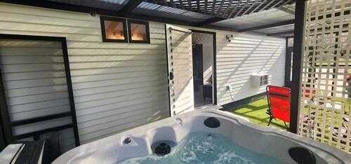 # 4 Lovely Palms- Guest house  with Hot tub