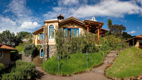 Exterior. Llullu Llama Mountain Lodge
