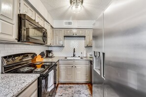 Fridge, microwave, oven, stovetop - I45 –World Cup Stay - 18 min to AT&T - Sleeps 2 - Public Transit (Irving)