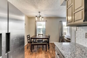 Interior - I45 –World Cup Stay - 18 min to AT&T - Sleeps 2 - Public Transit (Irving)