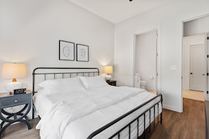 1 bedroom, desk, iron/ironing board, WiFi - The Corbin 1205 – Cowtown Urban Oasis 1 bedroom (Fort Worth)