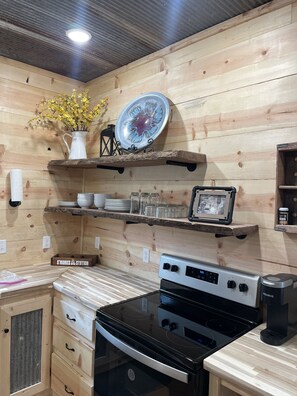 Refrigerador, microondas, horno y parrilla de estufa 