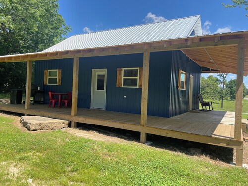 NEW, The Homestead Cabin, close to town, 2 bedroom with bunks, Huge Porch