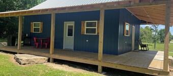 NEW, The Homestead Cabin, close to town, 2 bedroom with bunks, Huge Porch