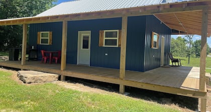 NEW, The Homestead Cabin, close to town, 2 bedroom with bunks, Huge Porch