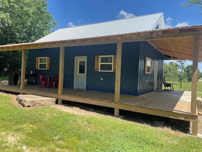 NEW, The Homestead Cabin, close to town, 2 bedroom with bunks, Huge Porch