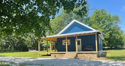 NEW, The Homestead Cabin, close to town, 2 bedroom with bunks, Huge Porch