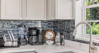 Dreamful Lake House. Amazing Waterfront delight.