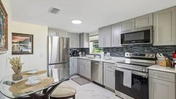 Een koelkast, een microgolfoven, een oven, een kookplaat