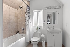 Dutxa, assecador de cabells, tovalloles i sabó 