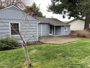 A single-story house with a grey exterior, a covered porch, and a well-maintained lawn. - Cozy 2 br. Close to River (Milwaukie)