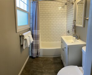 Hair dryer, towels, soap, toilet paper - Cozy 2 br. Close to River (Milwaukie)