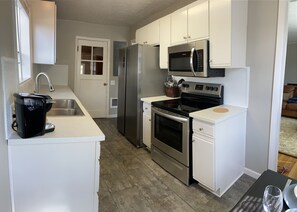 Fridge, microwave, oven, stovetop - Cozy 2 br. Close to River (Milwaukie)