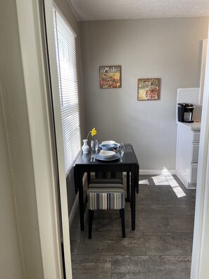 Dining - Cozy 2 br. Close to River (Milwaukie)