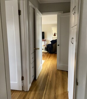 Interior - Cozy 2 br. Close to River (Milwaukie)