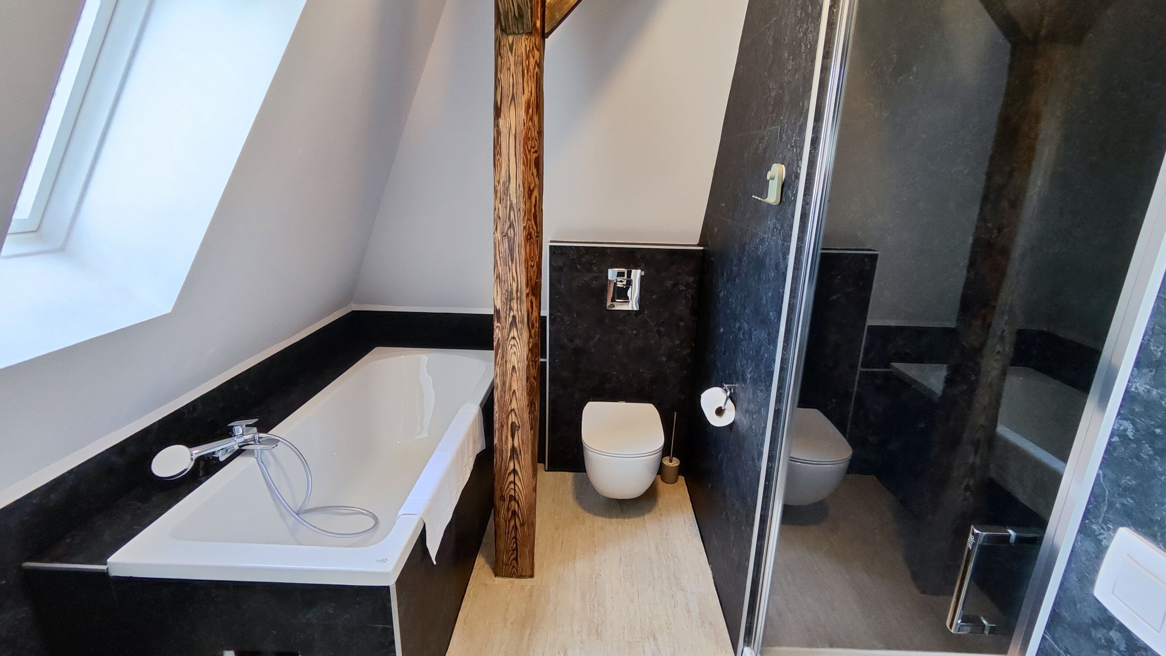 Un baño moderno con bañera, inodoro y ducha.