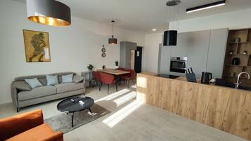 Deluxe Premium Suite | 1 bedroom, desk, blackout curtains, soundproofing