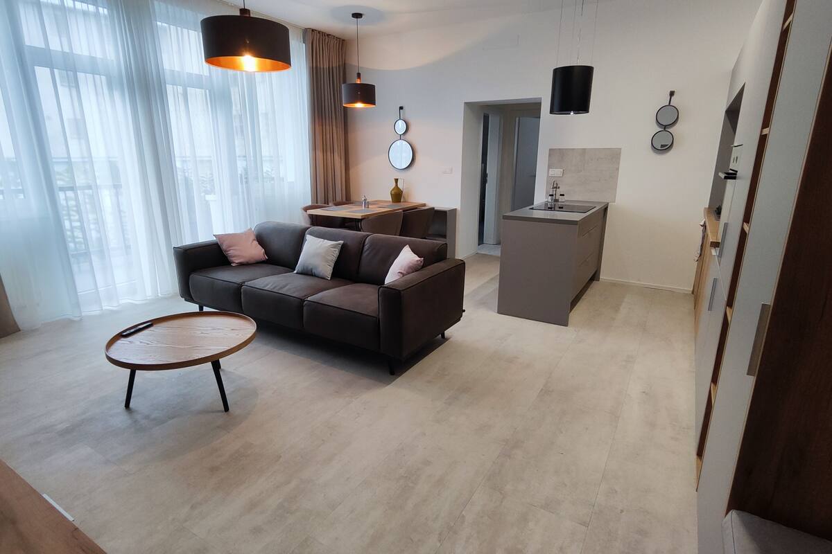 Deluxe Comfort Suite | Oppholdsområde | En 65-tommers LED-TV med digitale kanaler samt filmkjøp