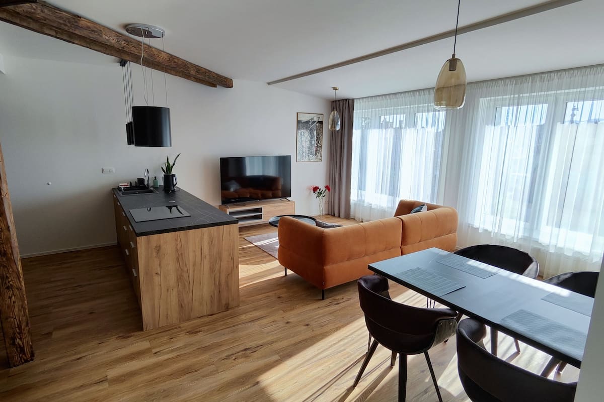 Superior Comfort Suite | Oppholdsområde | En 65-tommers LED-TV med digitale kanaler samt filmkjøp