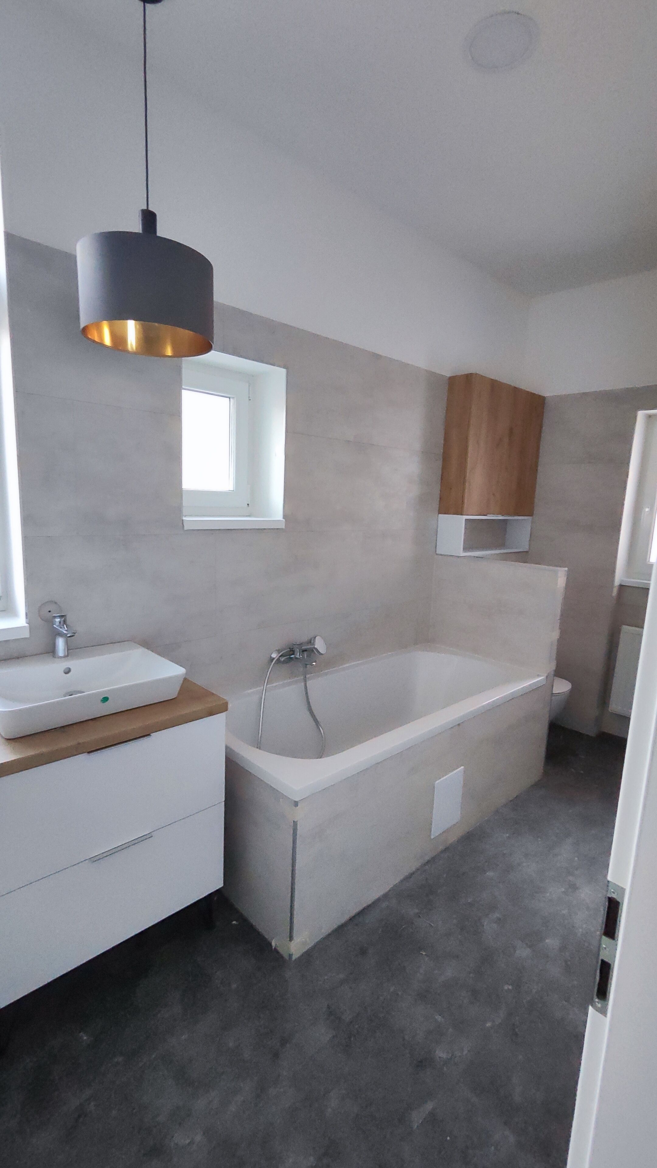 Un baño moderno con bañera, lavabo y tocador.